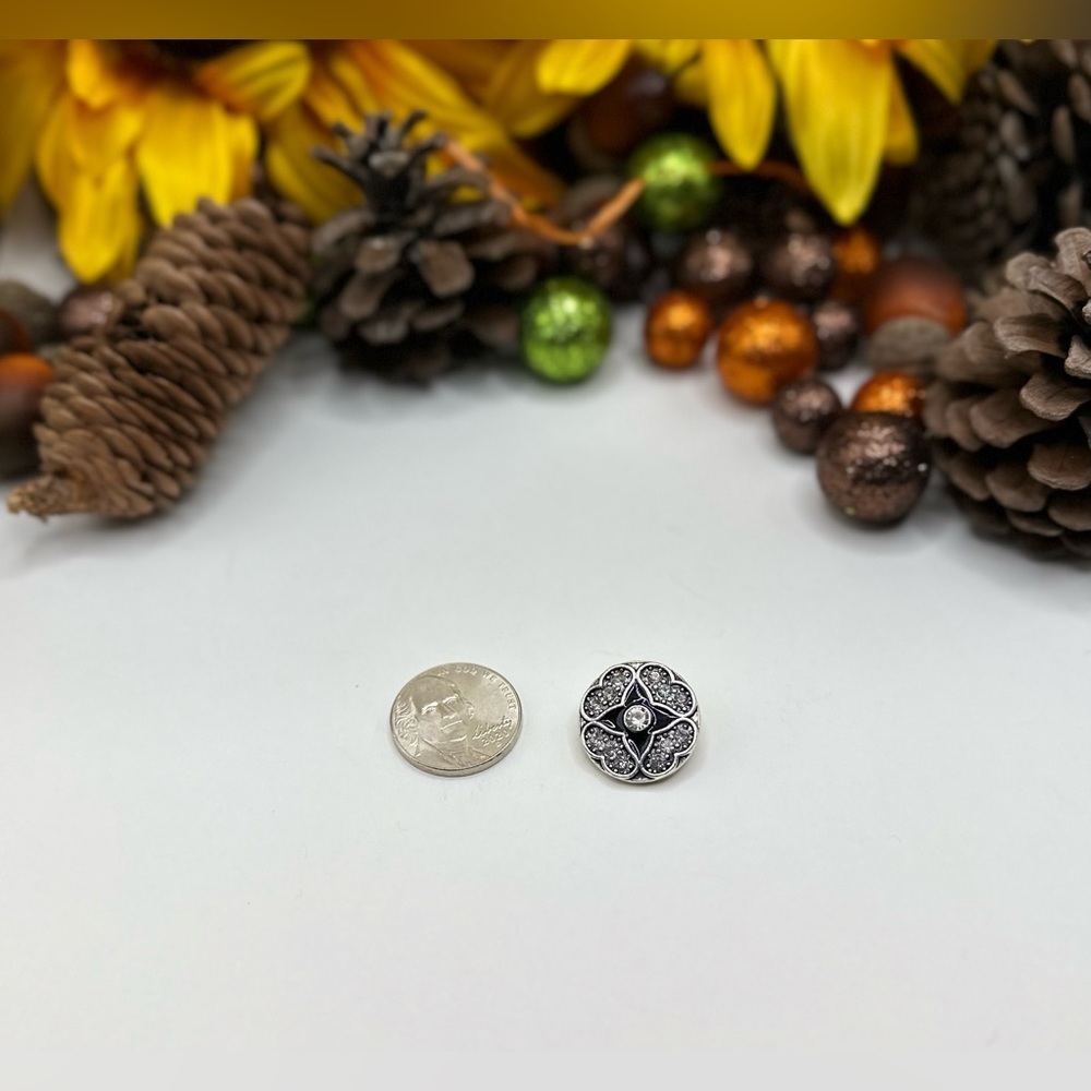 Ginger Snap #27 “Victorian Sparkle Black Center w/ Hearts” for 18mm Snap Jewelry